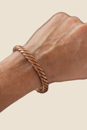 Kopero Bracelet en cuivre Torsadé, au poignet, photo produit sur fond blanc
