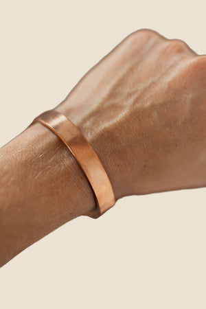 Kopero Bracelet en cuivre Lisse, au poignet, photo produit sur fond blanc