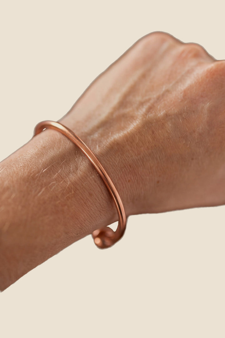 Kopero Bracelet en cuivre Rond, au poignet, photo produit sur fond blanc