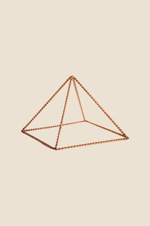 Kopero Pyramide énergisante en cuivre torsadé Grande (23,56 cm), photo produit sur fond blanc