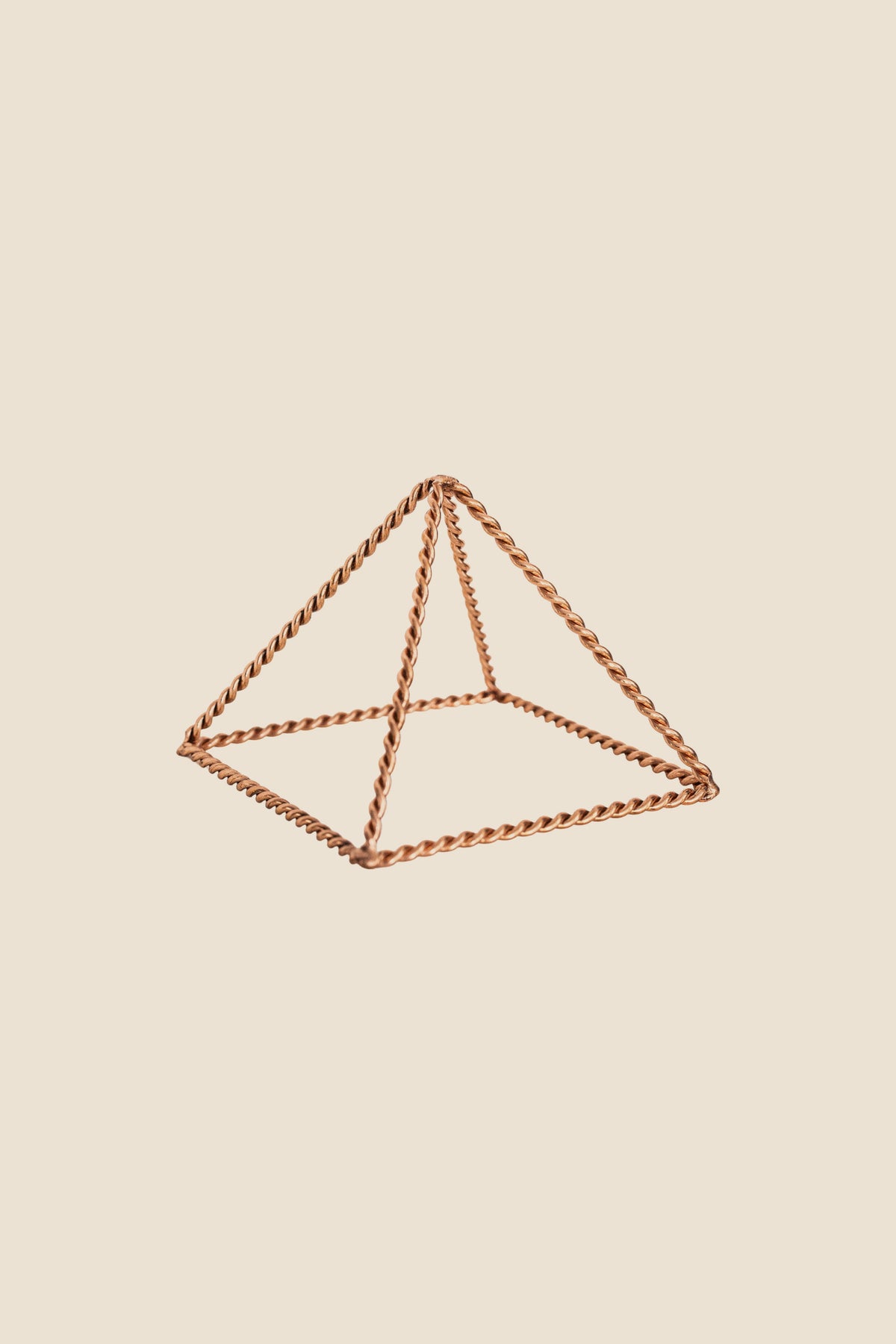 Kopero Pyramide énergisante en cuivre torsadé Petite (14,56 cm), photo produit sur fond blanc