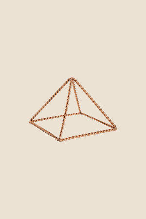 Kopero Pyramide énergisante en cuivre torsadé Petite (14,56 cm), photo produit sur fond blanc
