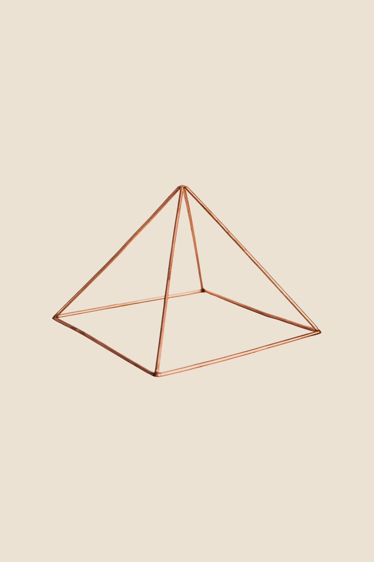 Kopero Pyramide énergisante en cuivre lisse Grande (23,56 cm), photo produit sur fond blanc