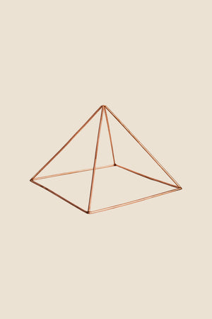 Kopero Pyramide énergisante en cuivre lisse Grande (23,56 cm), photo produit sur fond blanc