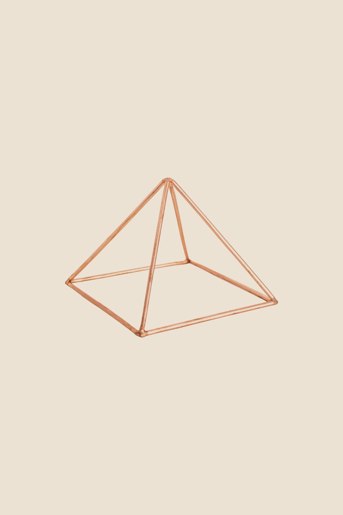 Kopero Pyramide énergisante en cuivre lisse Petite (14,56 cm), photo produit sur fond blanc