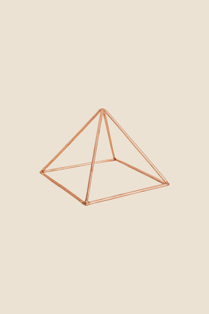 Kopero Pyramide énergisante en cuivre lisse Petite (14,56 cm), photo produit sur fond blanc