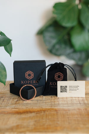 Kopero Anneau tenseur en cuivre, avec la boîte Kopero noire, la pochette en velours et la carte de remerciement