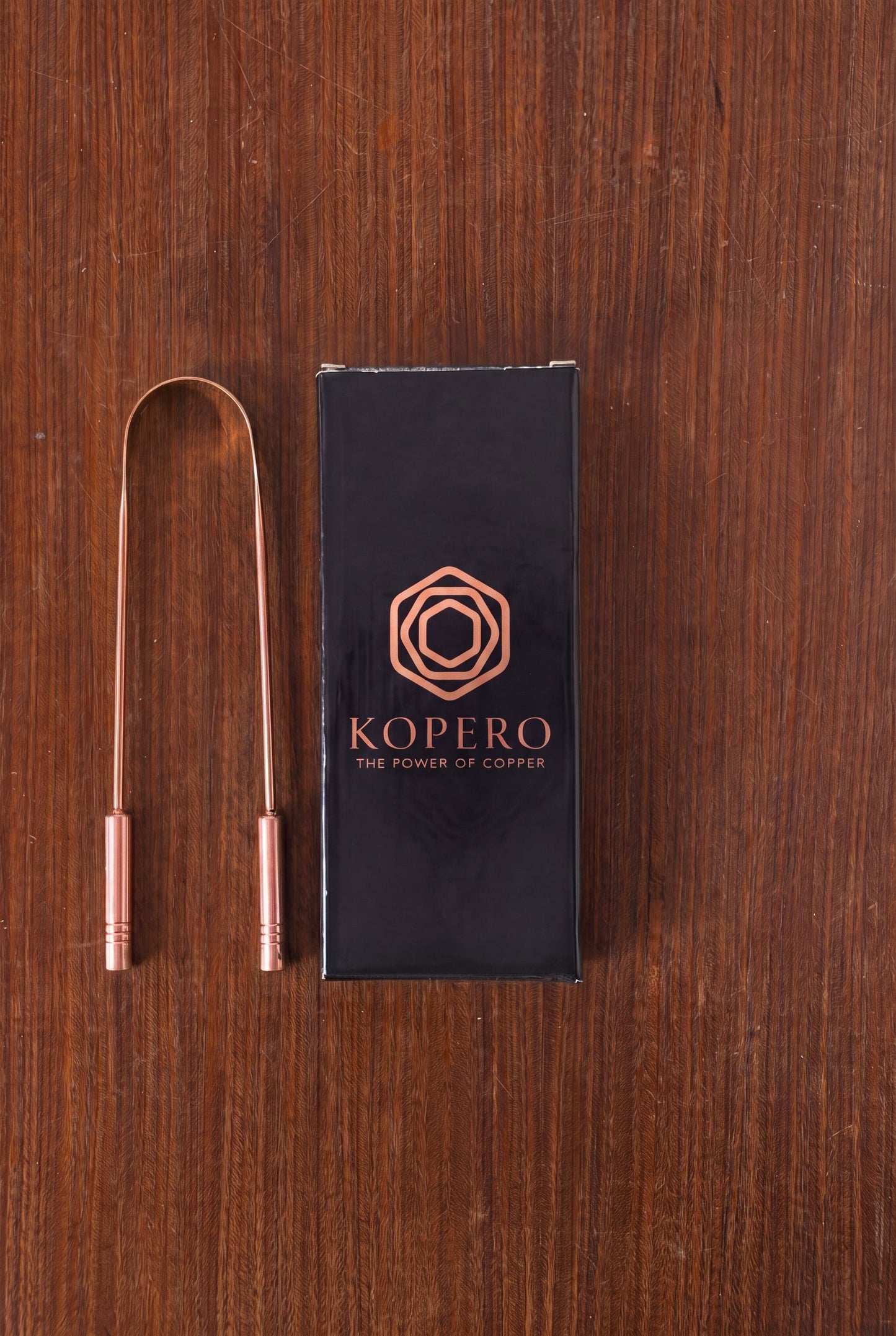 Racle-langue en cuivre Kopero à côté du coffret cadeau noir
