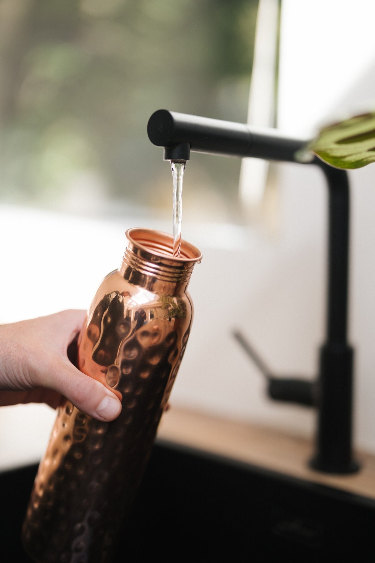 Kopero Gourde en cuivre Martelé, sous le robinet, pendant que l'eau coule dedans