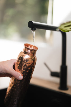 Kopero Gourde en cuivre Martelé, sous le robinet, pendant que l'eau coule dedans