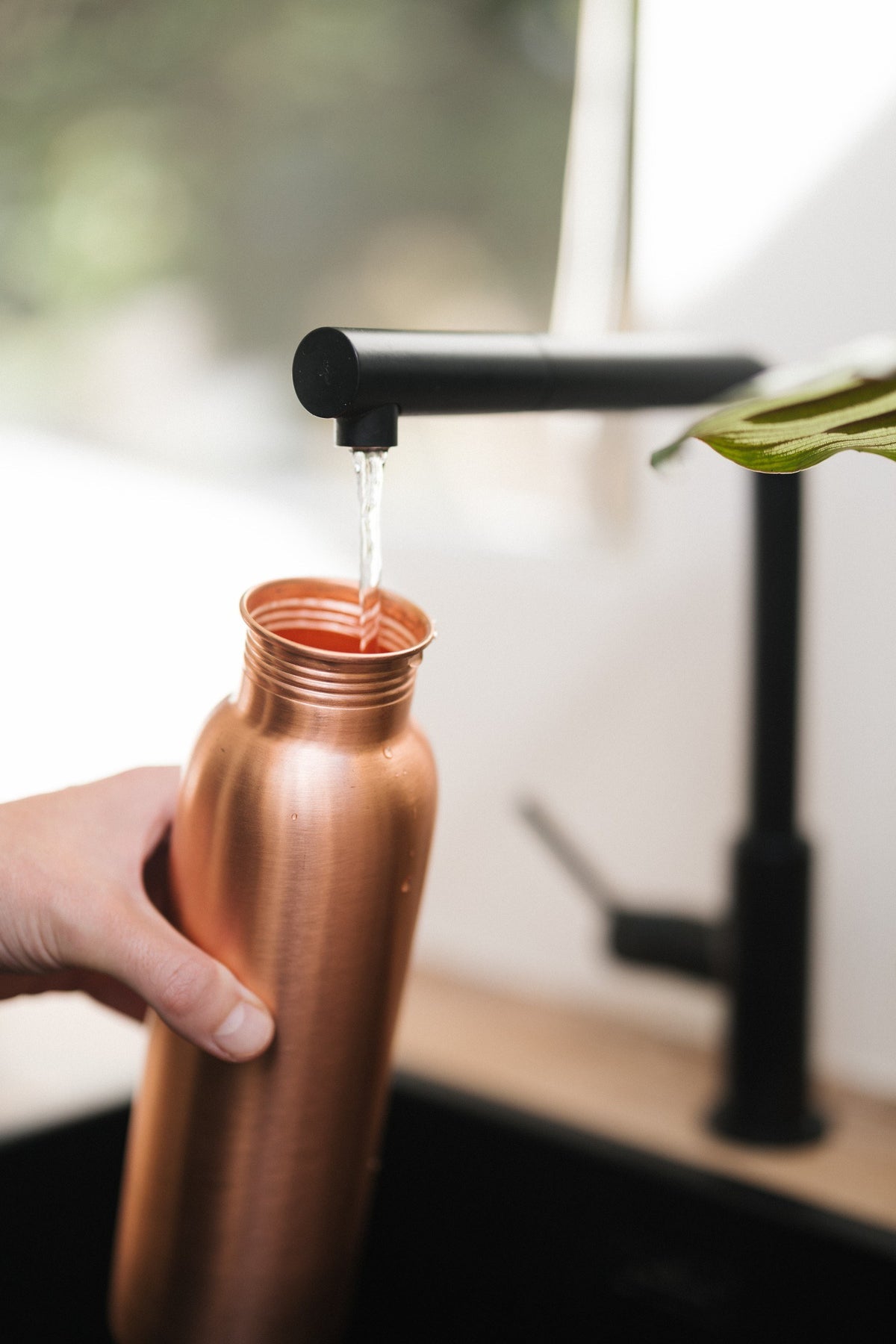 Kopero Gourde en cuivre Lisse, sous le robinet, pendant que l'eau coule dedans