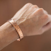 Kopero Premium Bracelet en Cuivre Martelé, texture martelée sur la manchette en cuivre au poignet