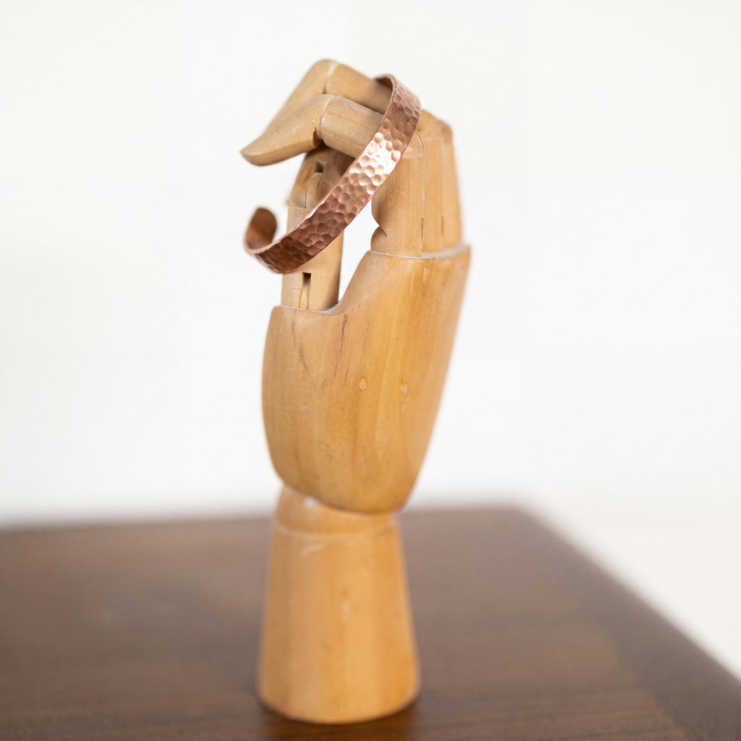 Kopero Premium Bracelet en Cuivre Martelé, manchette plate martelée sur main à bijoux en bois