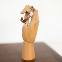 Kopero Premium Bracelet en Cuivre Martelé, manchette plate martelée sur main à bijoux en bois