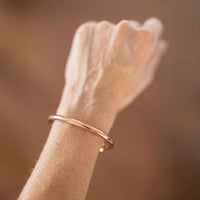 Kopero Premium Bracelet en Cuivre Rond, manchette ronde en fil lisse au poignet
