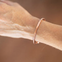 Kopero Premium Bracelet en Cuivre Rond, photo détaillée de la manchette ronde et lisse sur la peau