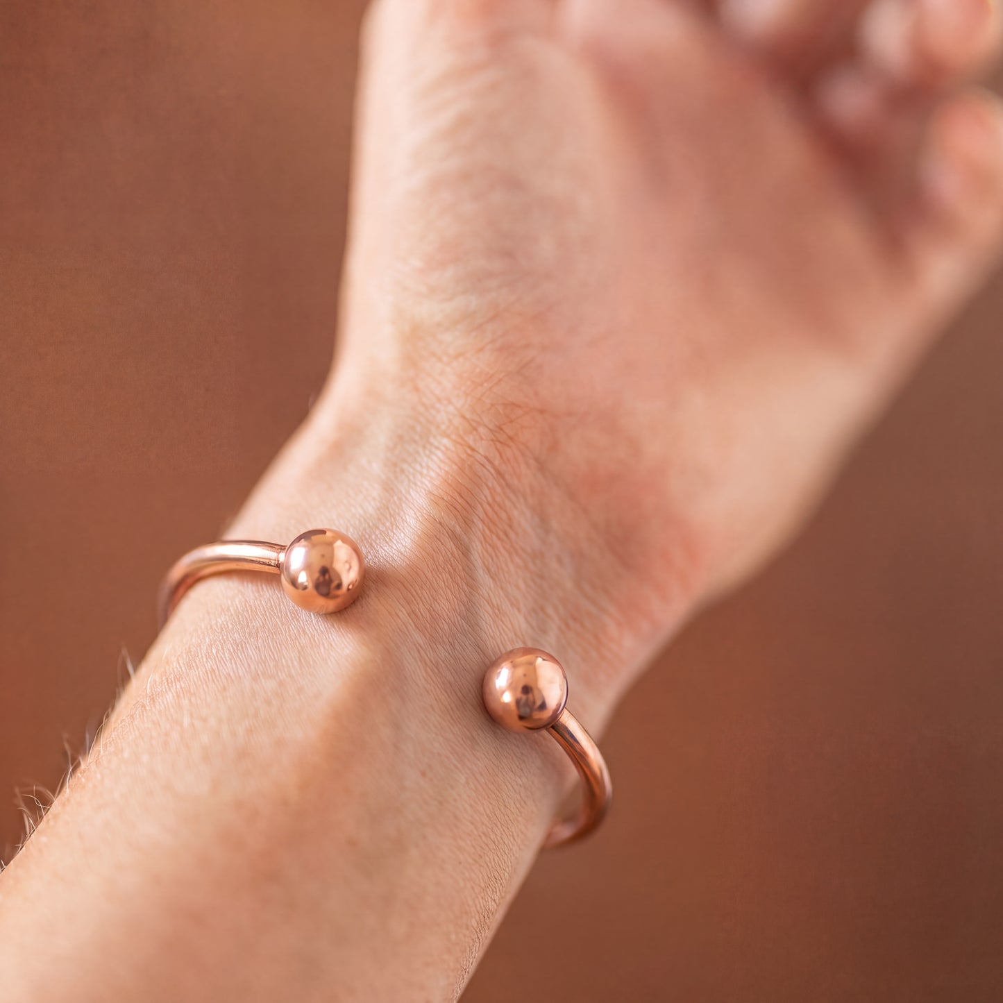 Kopero Premium Bracelet en Cuivre Rond, gros plan sur les extrémités ouvertes avec petites boules rondes