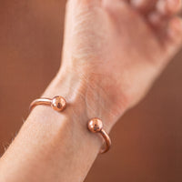Kopero Premium Bracelet en Cuivre Rond, gros plan sur les extrémités ouvertes avec petites boules rondes