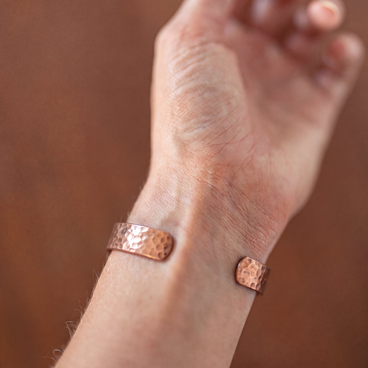 Kopero Premium Bracelet en Cuivre Martelé, photo détaillée des extrémités ouvertes de la manchette martelée